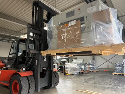 Loading of the paper cutting machine Polar N 115