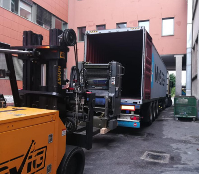 Loading of the 5-color offset printing machine Heidelberg SM 72 FP