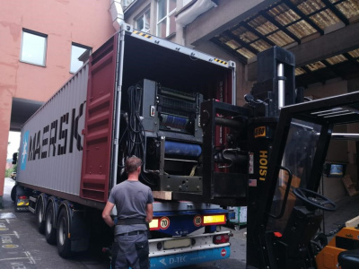 Loading of the 5-color offset printing machine Heidelberg SM 72 FP