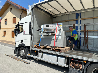 Cutting machine Polar 92 E loaded on truck