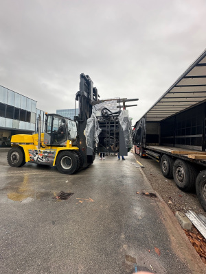 Loading of the 2 color offset press Man Roland 202 E HiPrint on truck